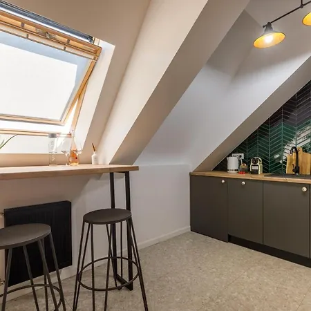 Urban Oasis With Parking Apartamento