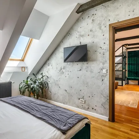 Urban Oasis With Parking