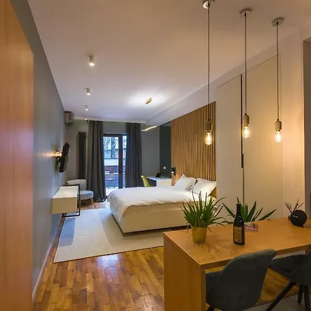 Urban Oasis With Parking *