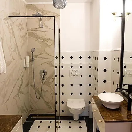 Urban Oasis With Parking *