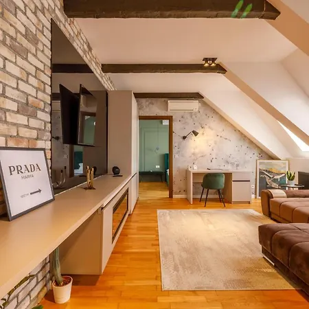 Urban Oasis With Parking Бухарест