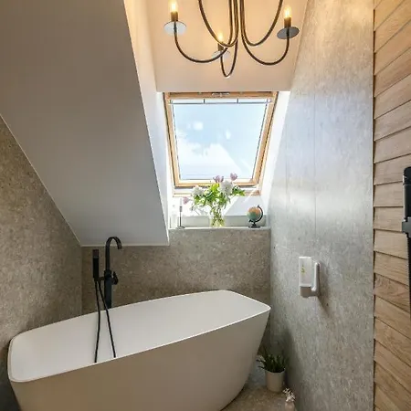 Urban Oasis With Parking Apartament