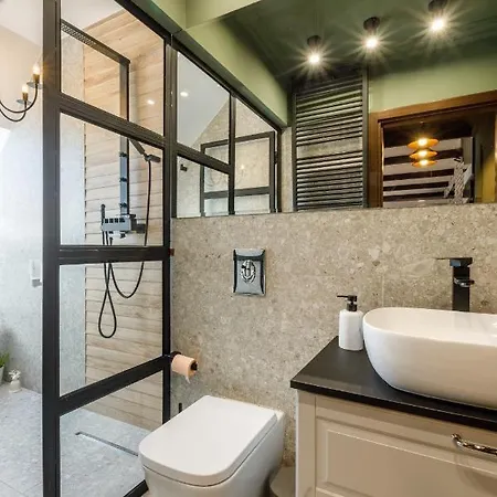 Urban Oasis With Parking *