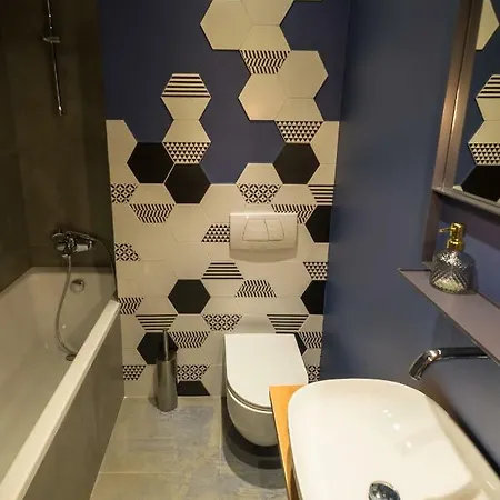 Urban Oasis With Parking