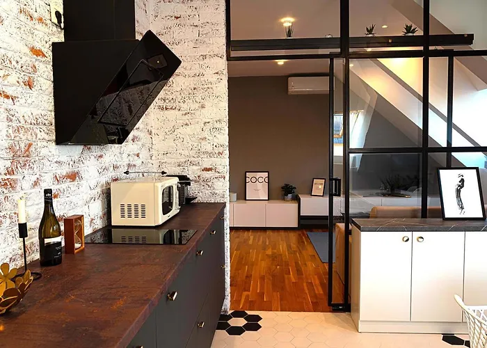 Urban Oasis With Parking شقة