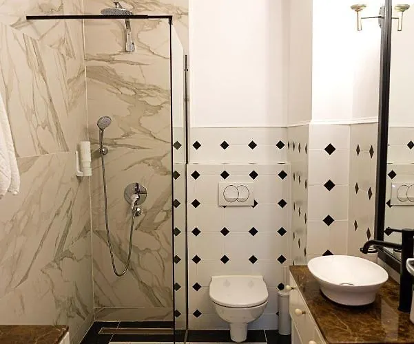 Urban Oasis With Parking *