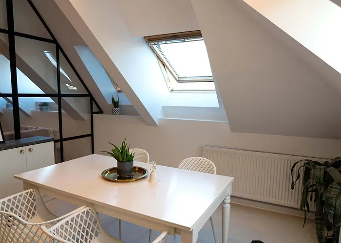 Urban Oasis With Parking Apartment *