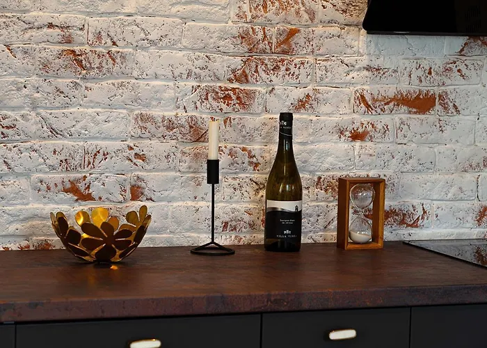 Urban Oasis With Parking شقة