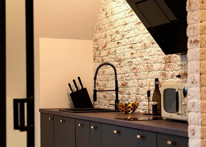 Urban Oasis With Parking شقة