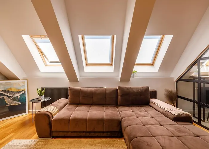 Urban Oasis With Parking شقة