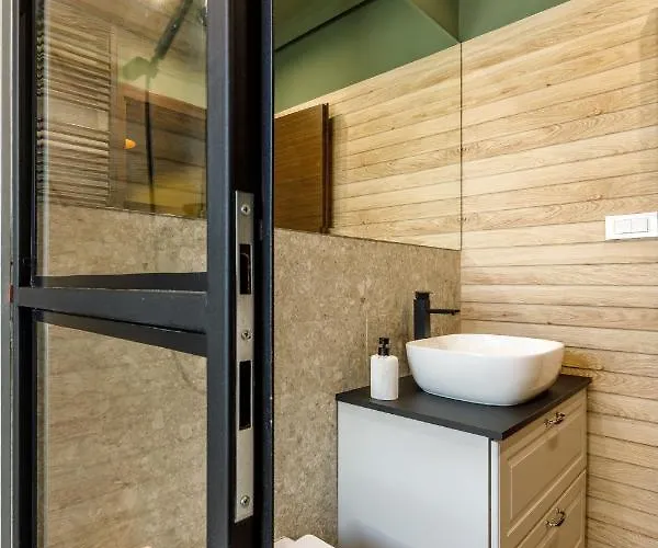 Urban Oasis With Parking شقة