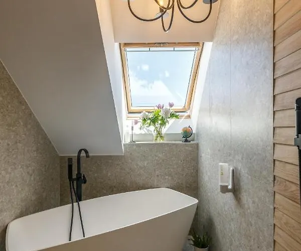 Urban Oasis With Parking Apartamento