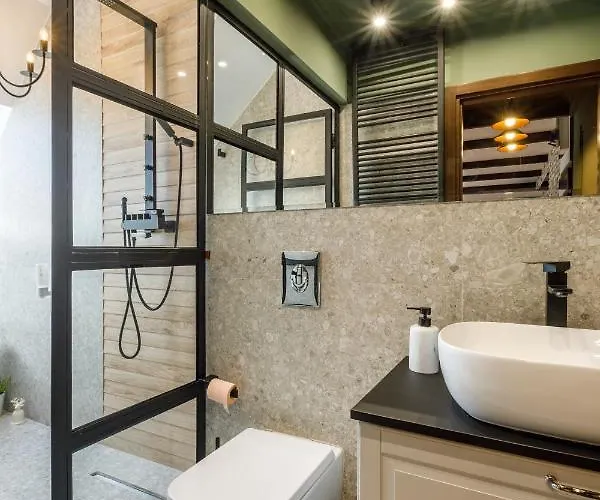 Urban Oasis With Parking *