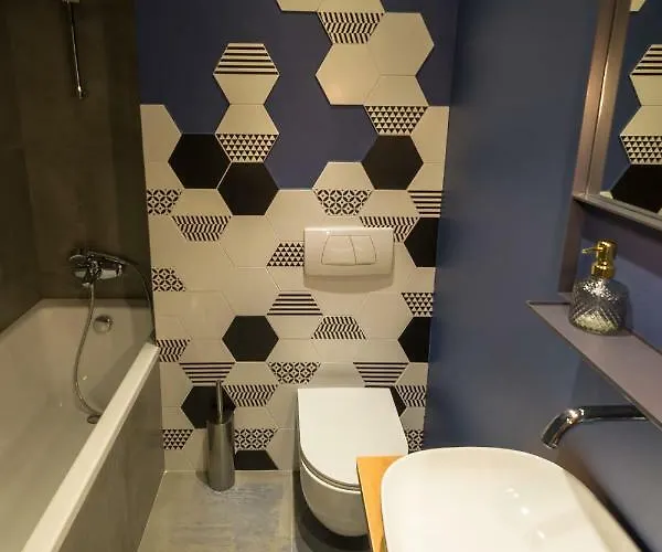 Urban Oasis With Parking